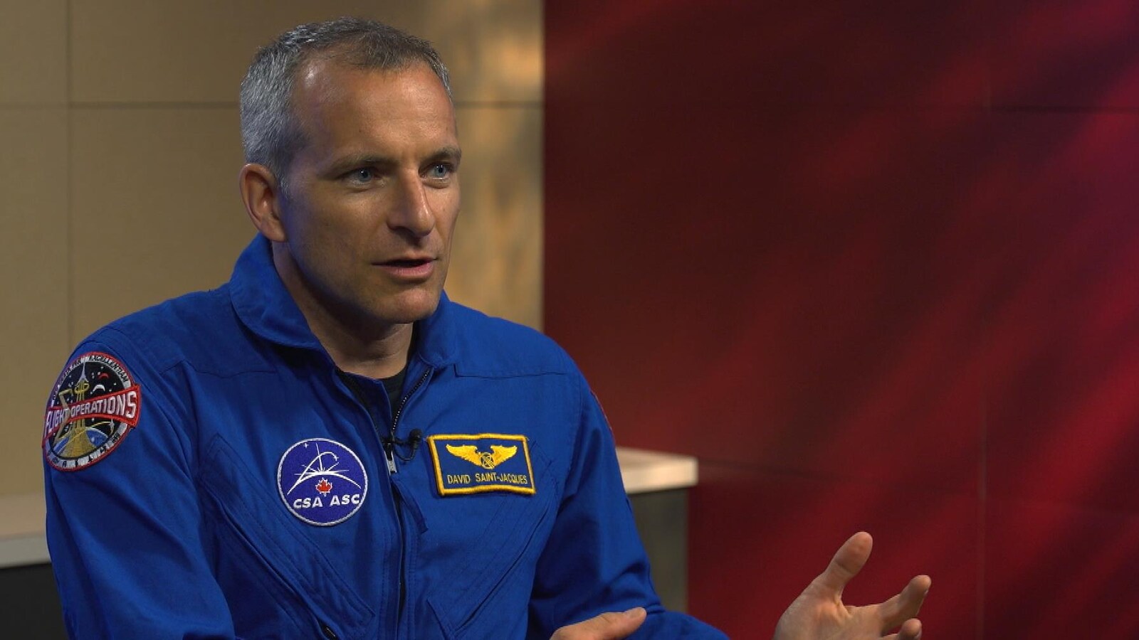 Un homme en combinaison d'astronaute.