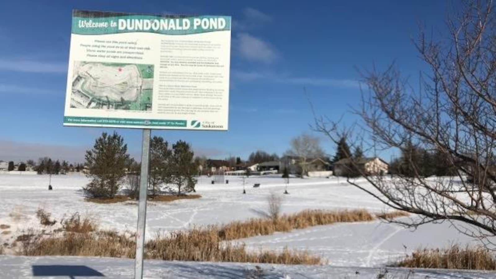 Un affiche de la Ville de Saskatoon, souhaite la bienvenue, aux abords de l'étang du quartier Dundonald