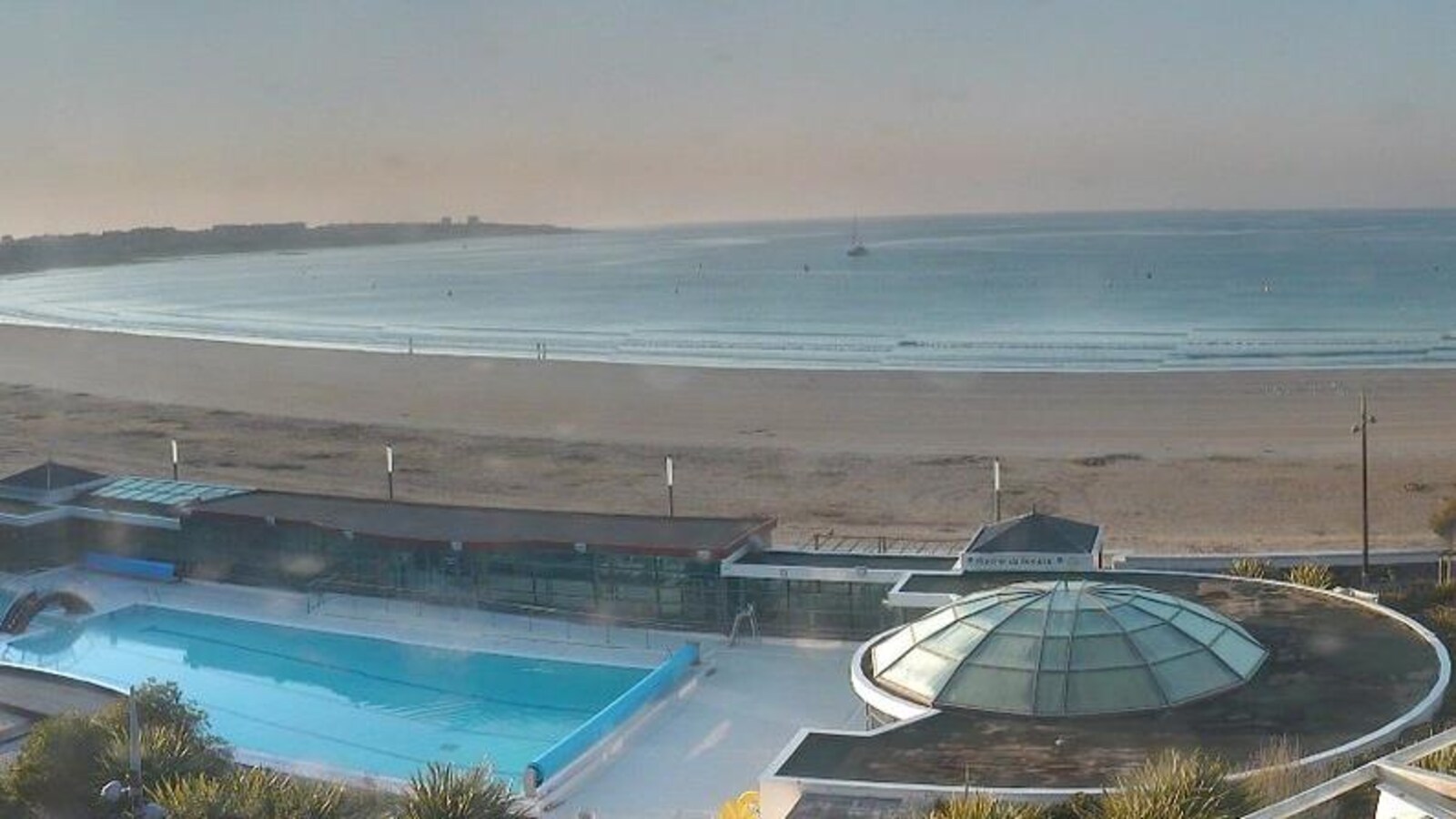 Vue de la mer sous un ciel quelque peu voilé.