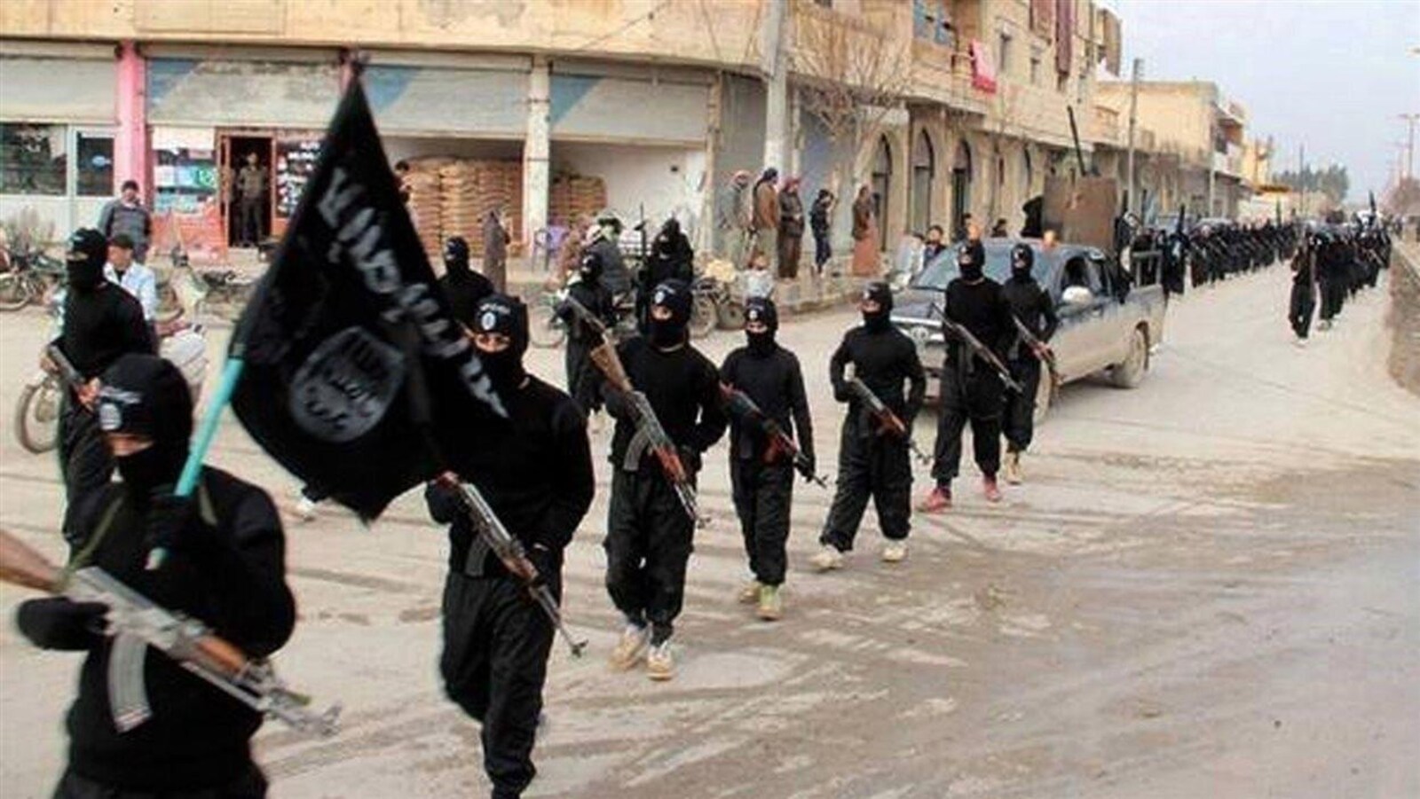 Soldats du groupe armé État islamique dans les rues de Raqqa, en Syrie.