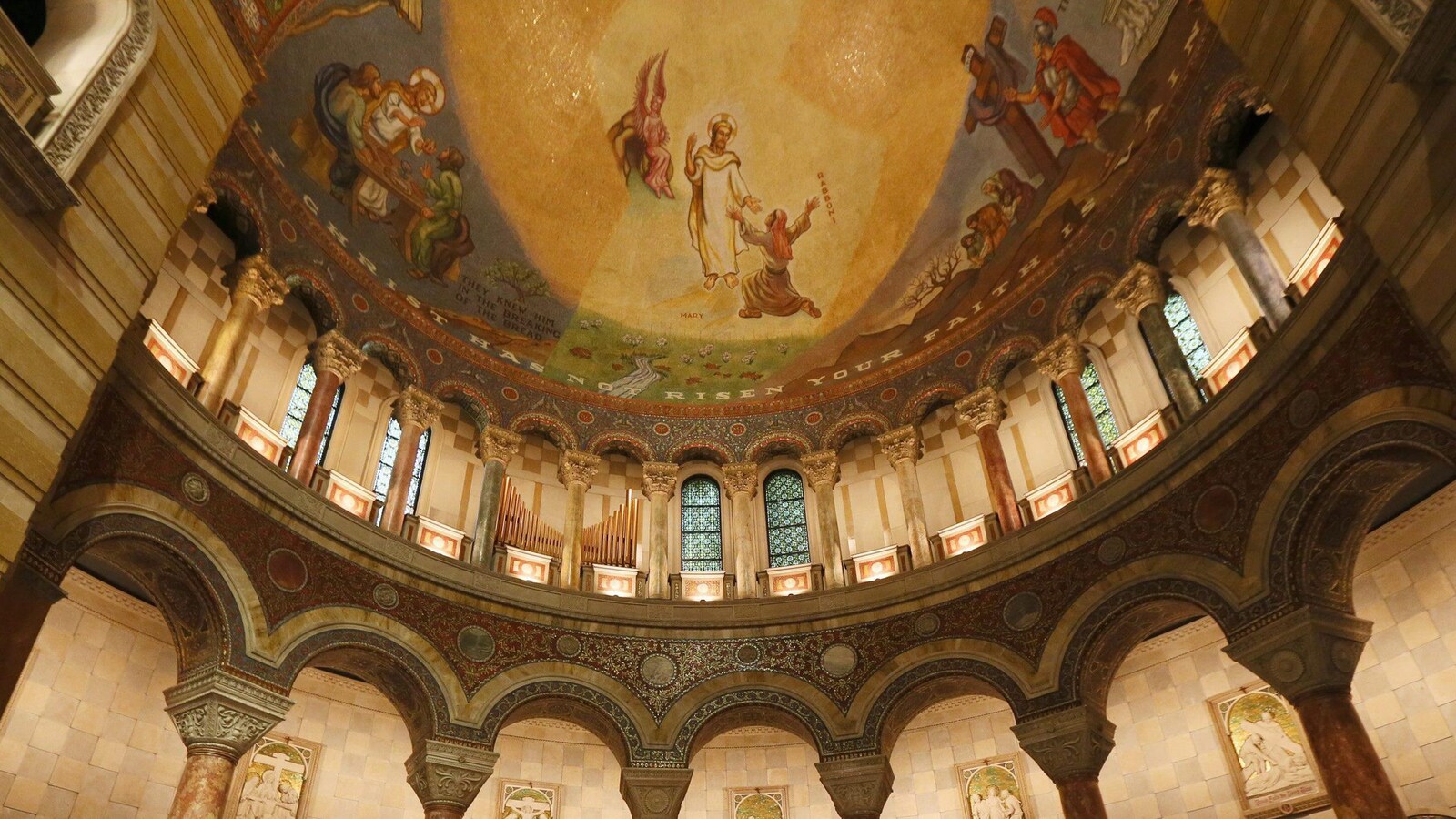 Vue en contre-plongée de la rotonde couvrant le sanctuaire de la basilique de Saint-Louis au Missouri avec colonnes, peintures et dorures