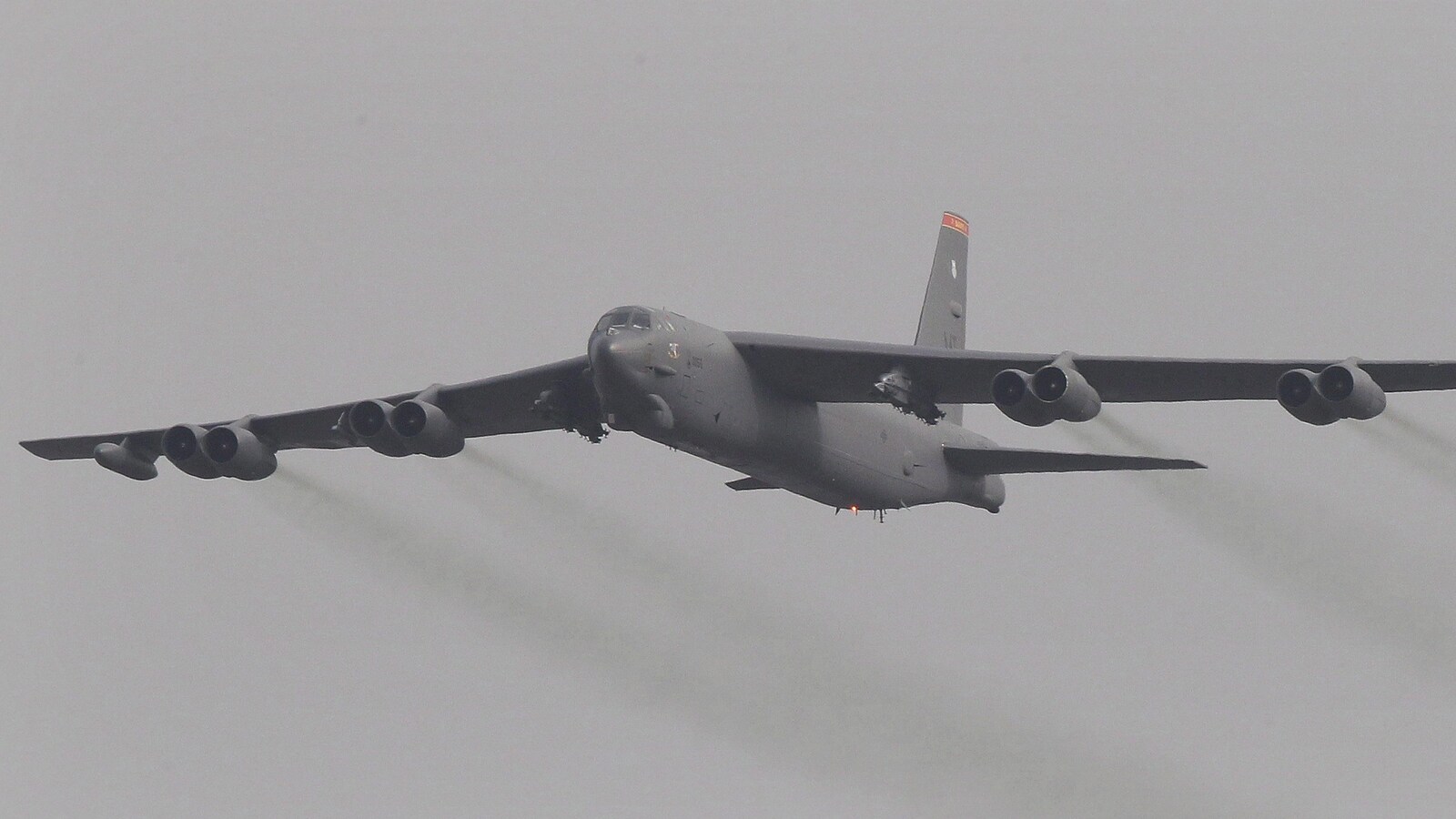 Un bombardier B-52 américain en vol.