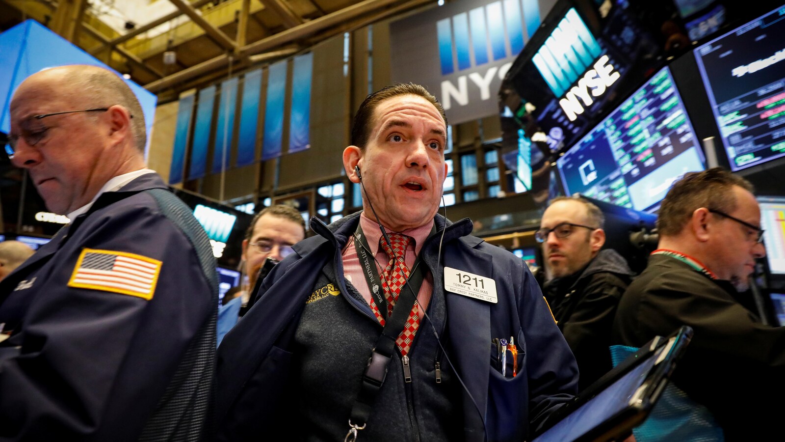 Des employés sur le plancher de la Bourse de New York.