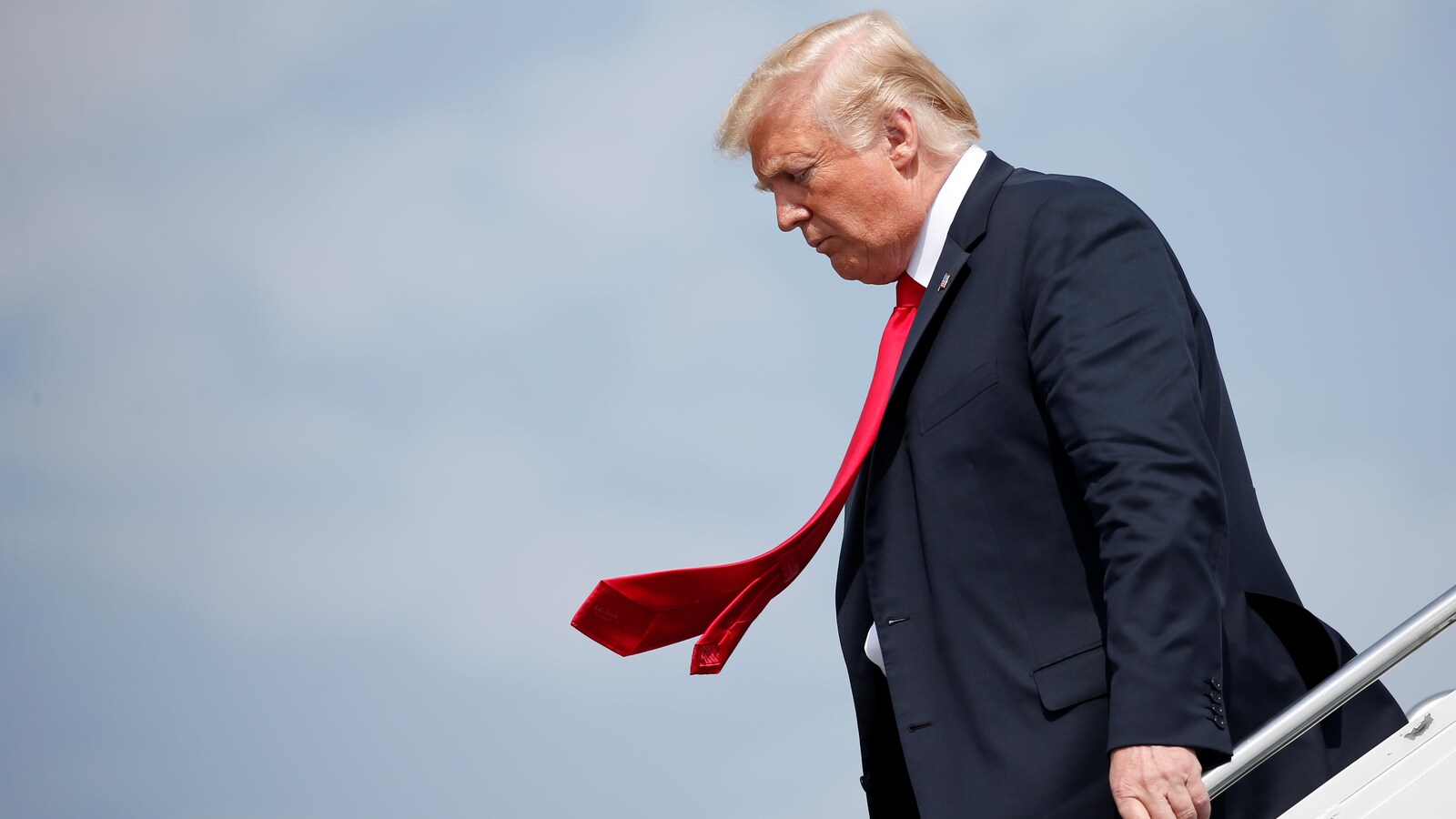 Le président Donald Trump descend d'Air Force One.