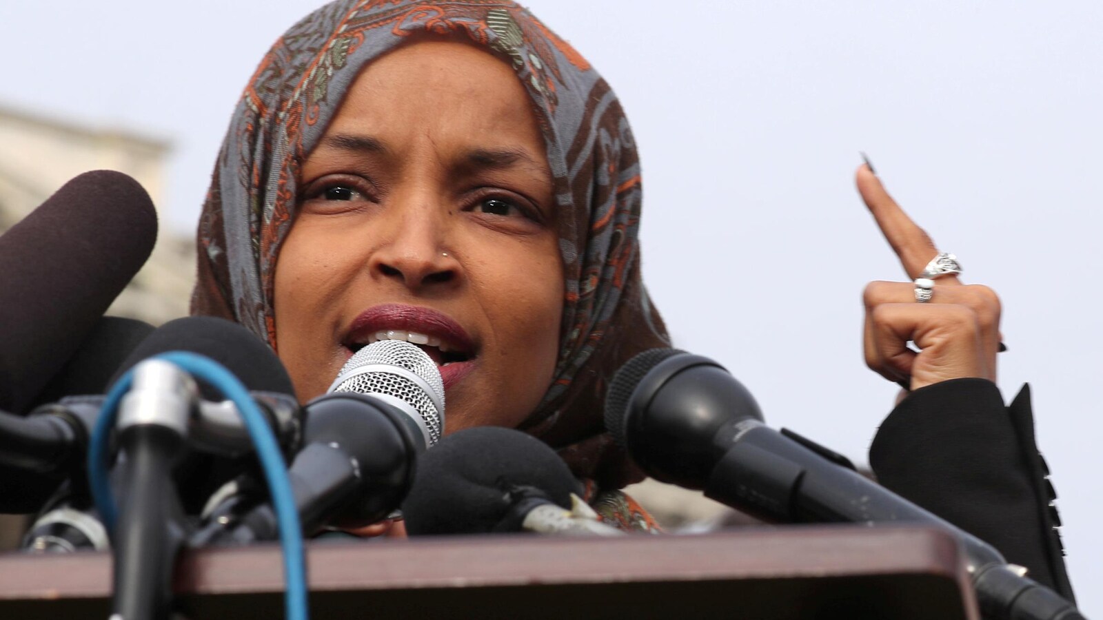 Une politicienne portant le foulard devant des micros