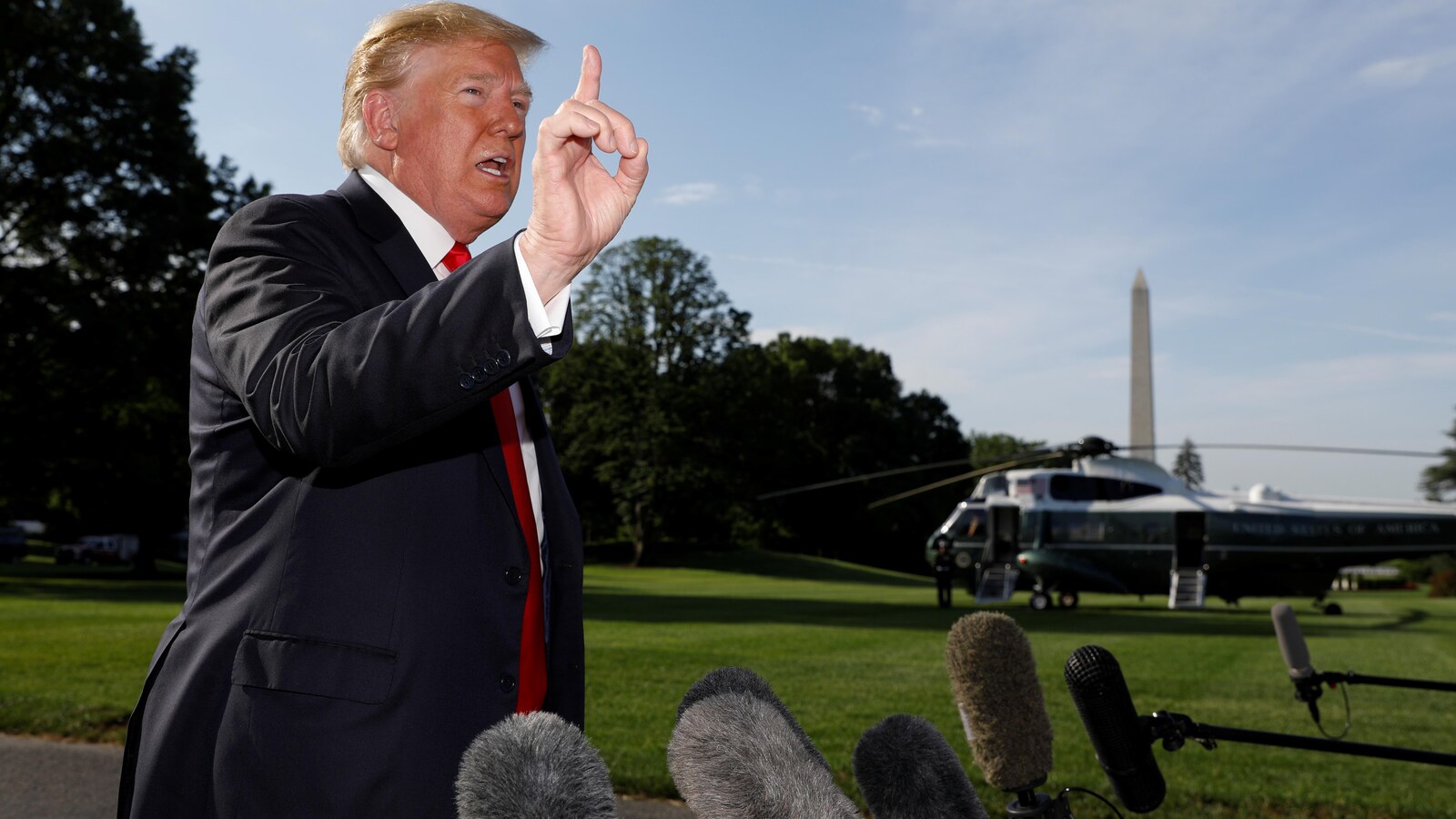Donald Trump répond aux questions de la presse sur la pelouse de la Maison-Blanche