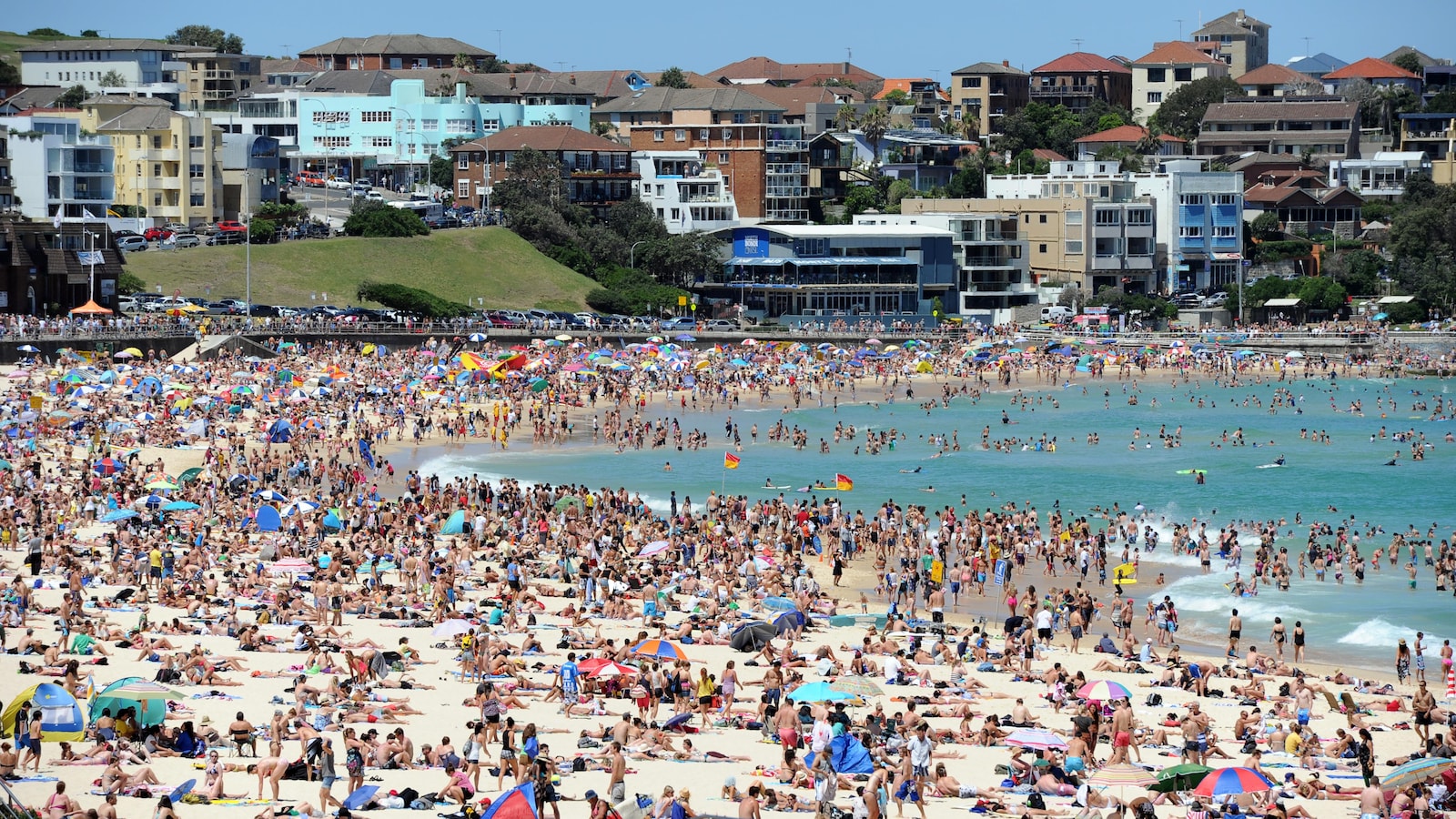 Des centaines de personnes sur une plage de Sydney