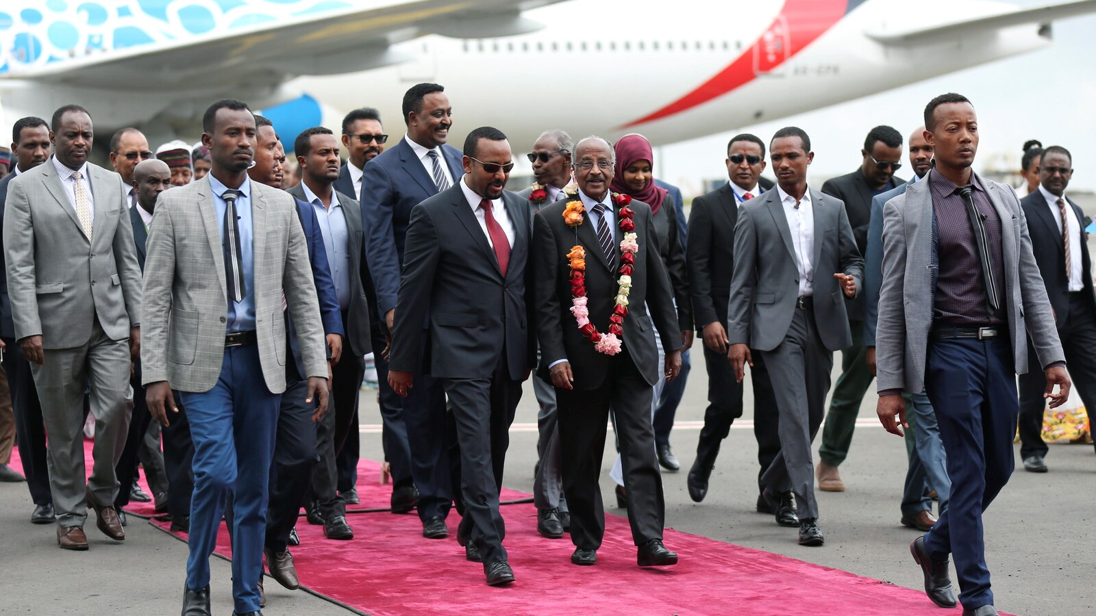 Le premier ministre d'Éthiopie, Abiy Ahmed, accueille le ministre érythréen des Affaires étrangères Osman Saleh à l'aéroport international d'Addis-Abeba.