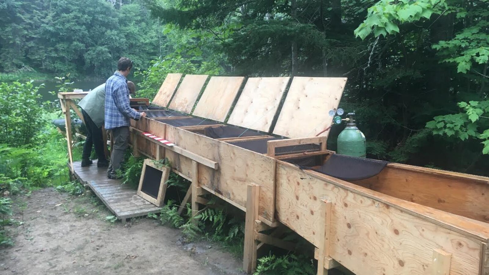 Le chercheur Raphaël Bouchard prélève des échantillons sur les saumons de la ZEC de Rimouski.