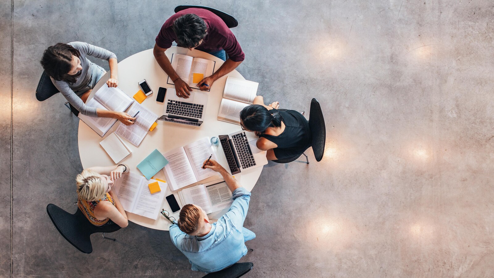 Des étudiants universitaires au travail