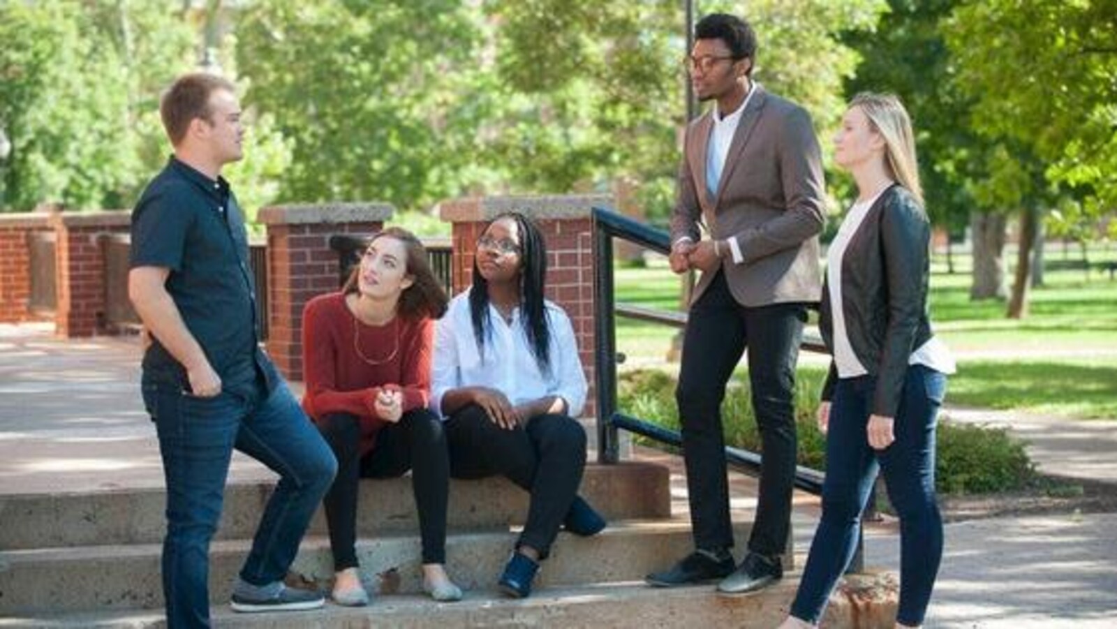 Des étudiants internationaux discutent, sur le campus de l'Î.-P.-É.