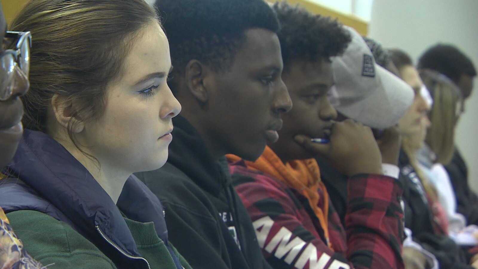 Plusieurs étudiants assis dans une salle de classe, dont des étudiants noirs.