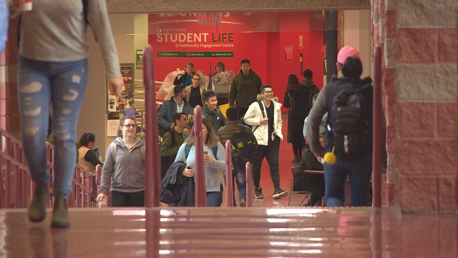Étudiants dans les couloirs de l'Université du Cap-Breton.