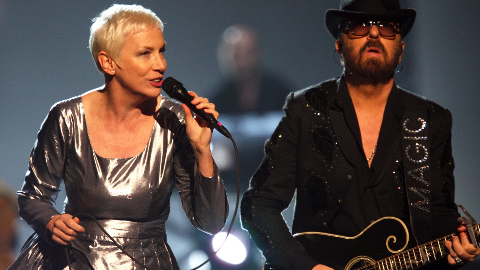 Annie Lennox et Dave Stewart du groupe Eurythmics sont sur scène