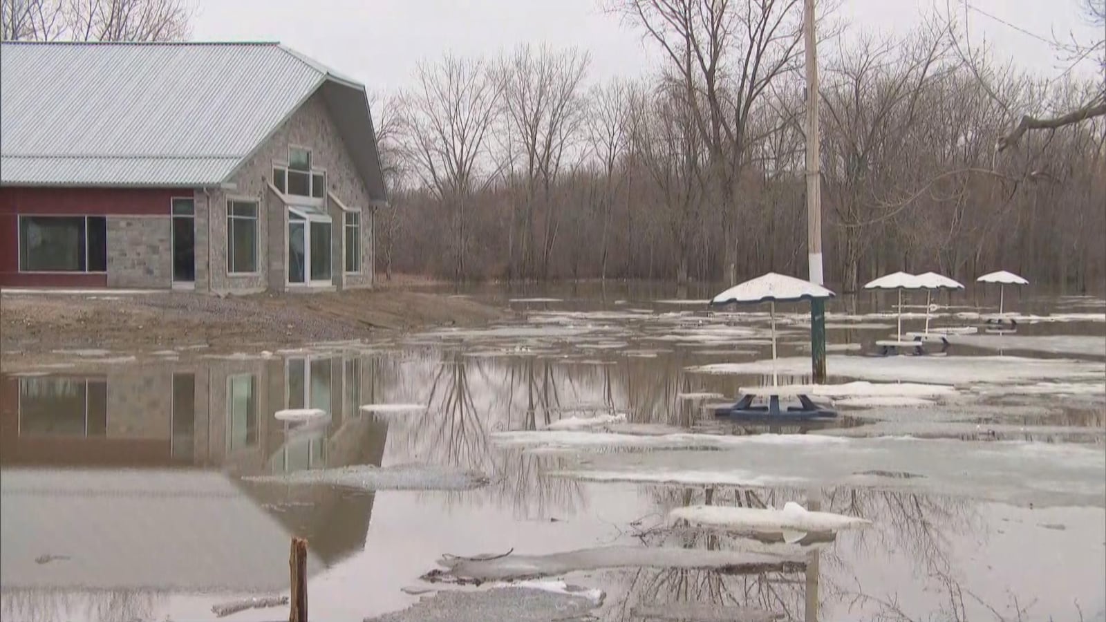 L'eau de la rivière se rapproche d'un commerce dans le Pontiac en raison des inondations.