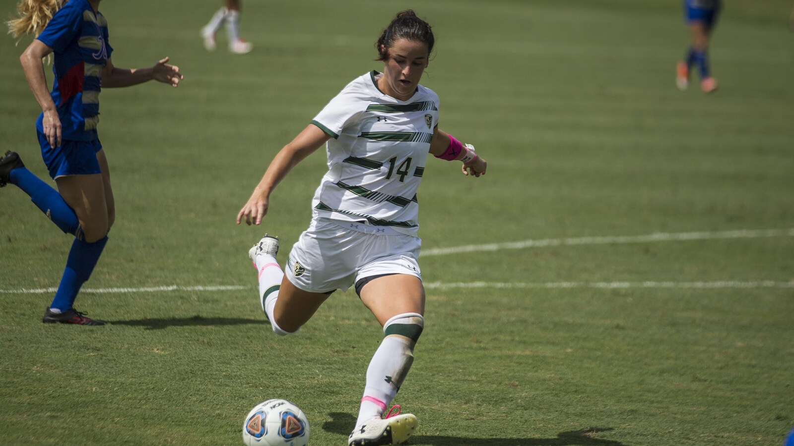 La joueuse de soccer Évelyne Viens s'apprête à frapper le ballon lors d'un match universitaire américain.