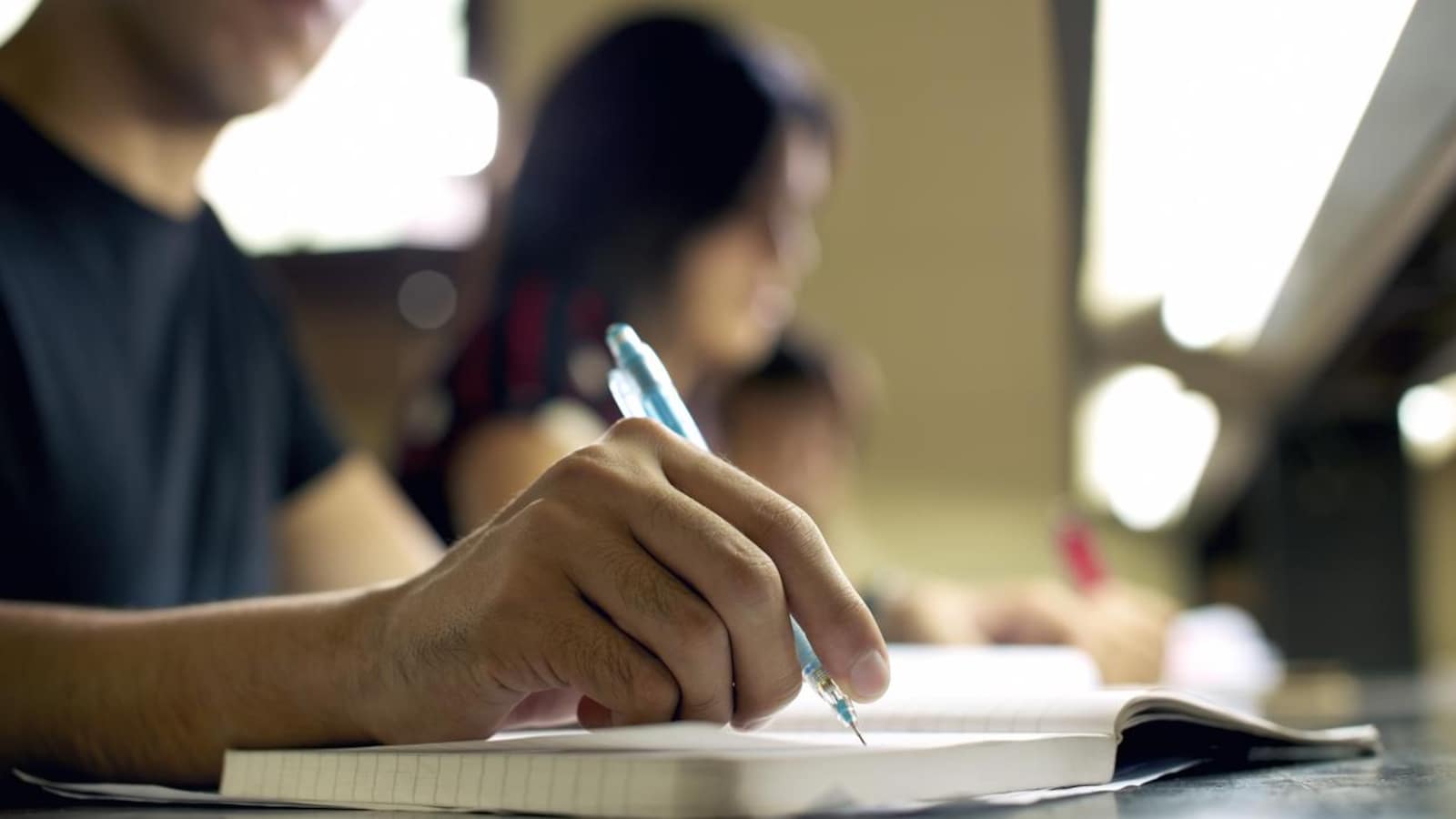 Des élèves prennent des notes dans une salle de classe.