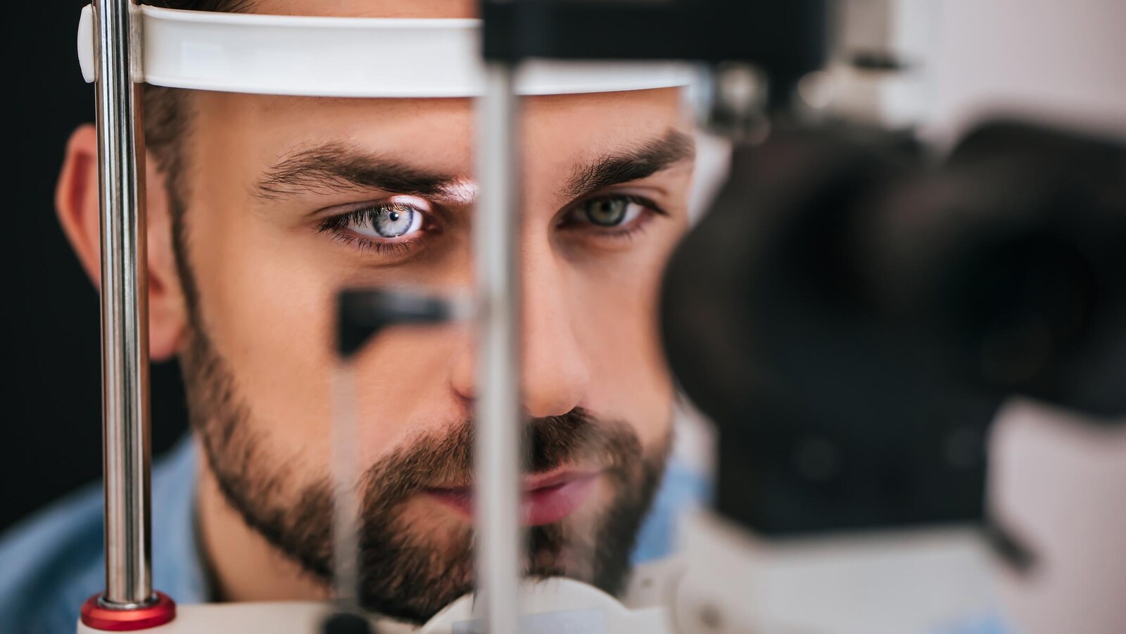 Un homme subit un examen oculaire.