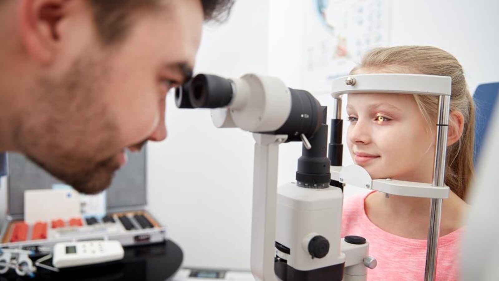 Une enfant passe un examen de la vue.