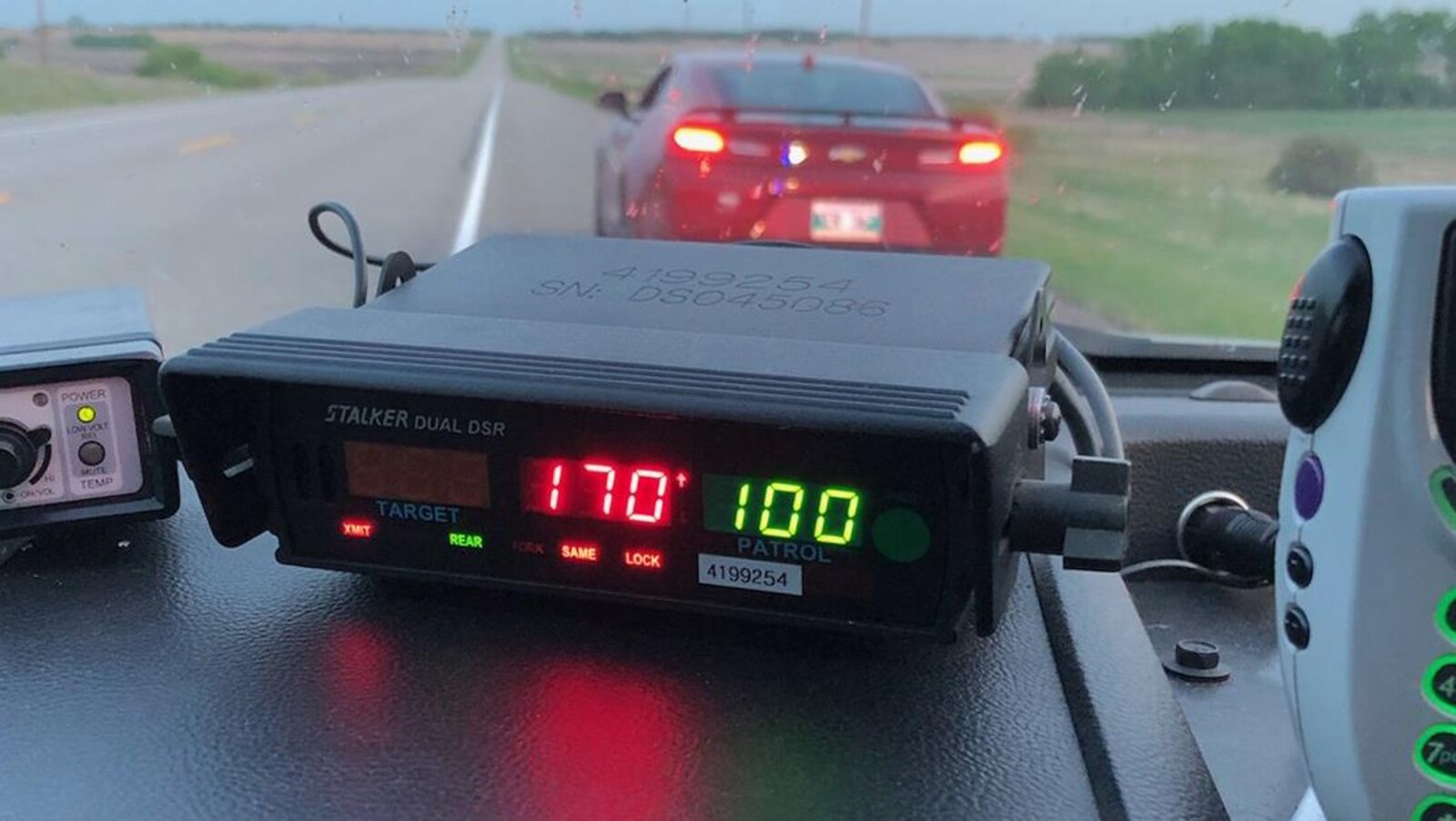 Un radar et une voiture.