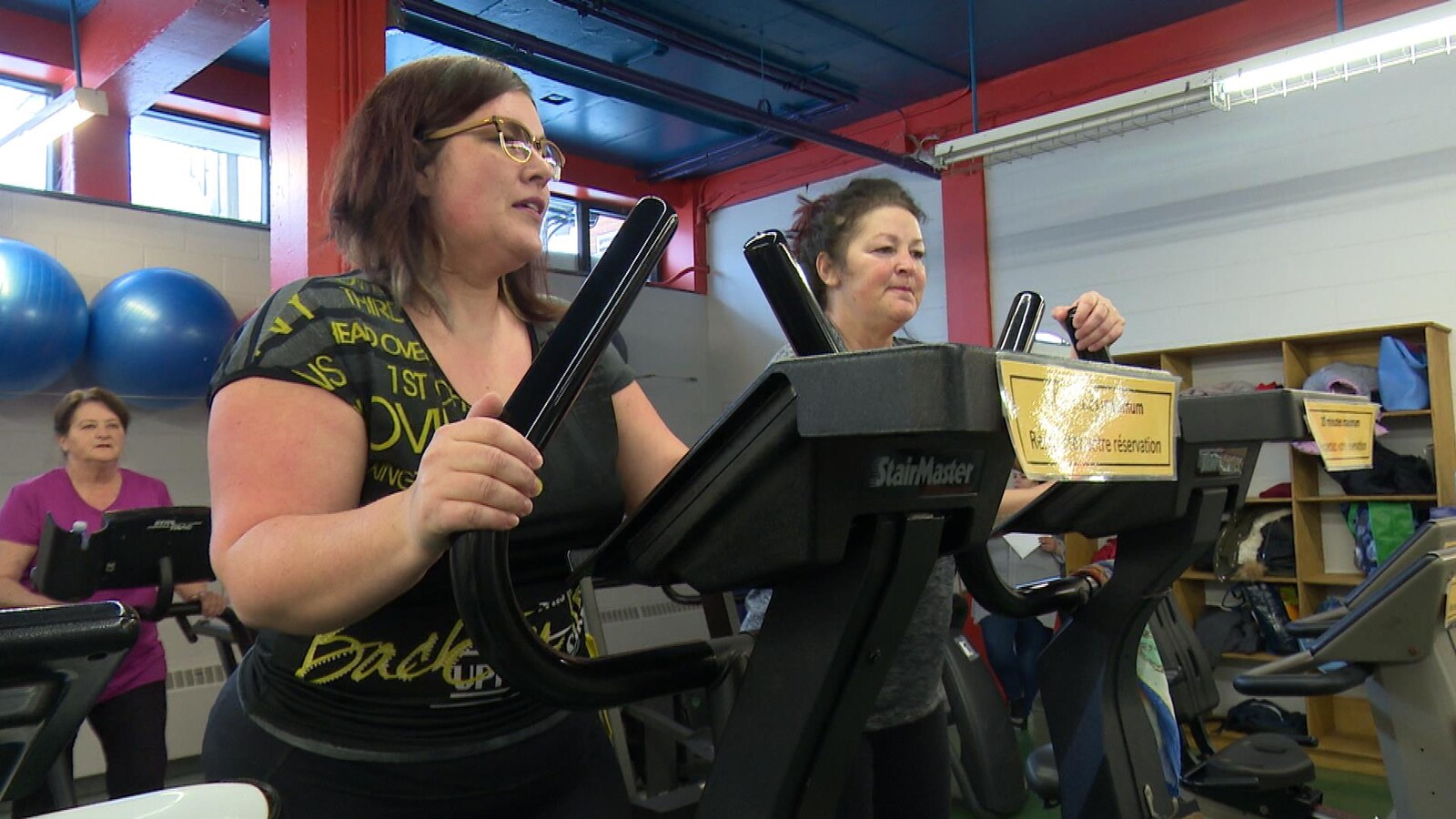 Des femmes dans une salle d'entraînement.