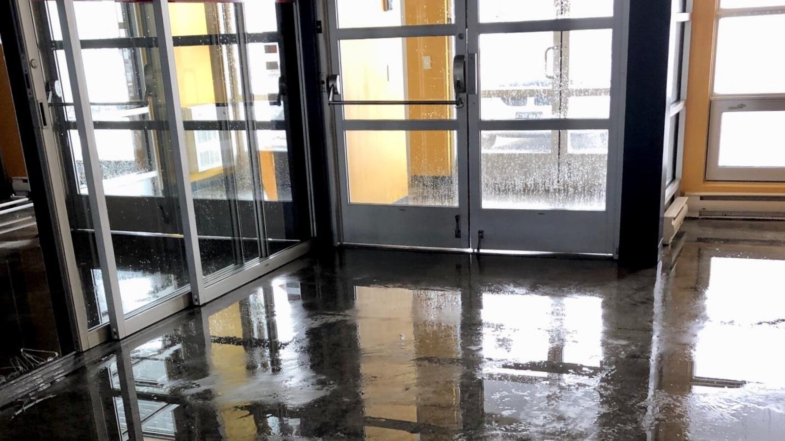 Un plancher de ciment mouillé