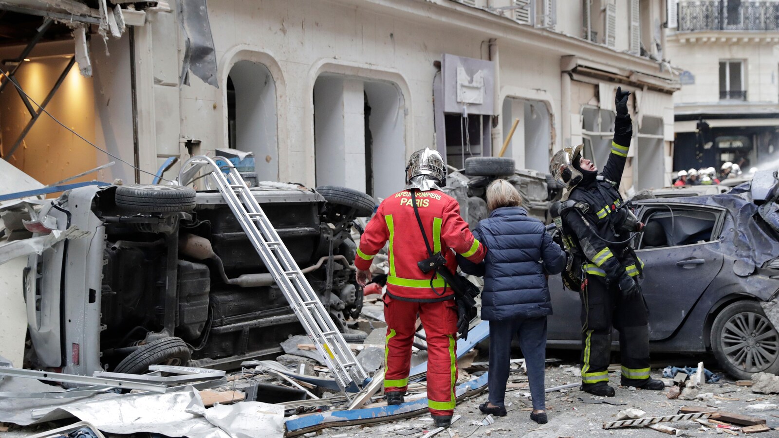 Les recherches, qui se sont poursuivies la nuit dernière, continuaient dans la matinée dimanche avec 55 pompiers sur place.