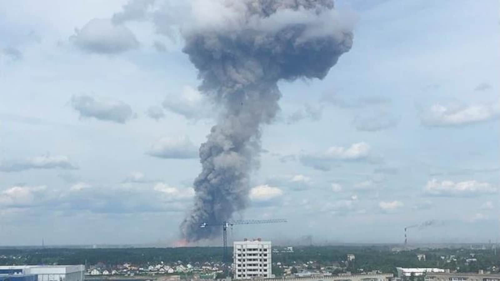Une capture d’écran, montre de la fumée s'échappant du site d'explosion d'une usine d'explosifs dans la ville de Dzerjinsk.