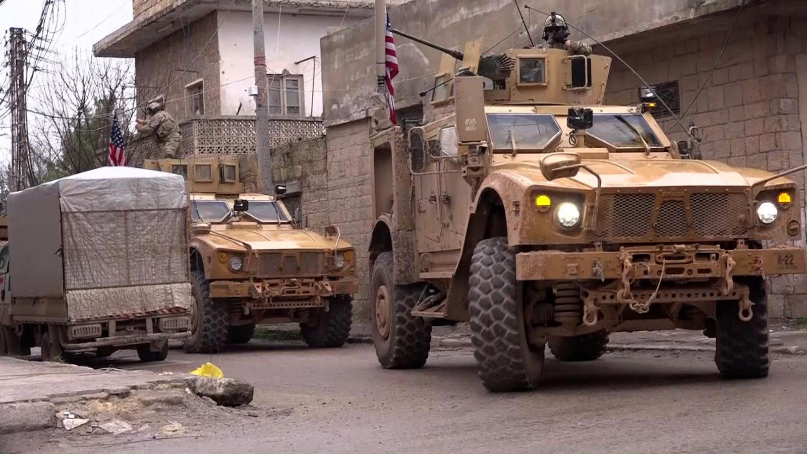 Deux blindés américains sont visibles dans les rues de Manbij.