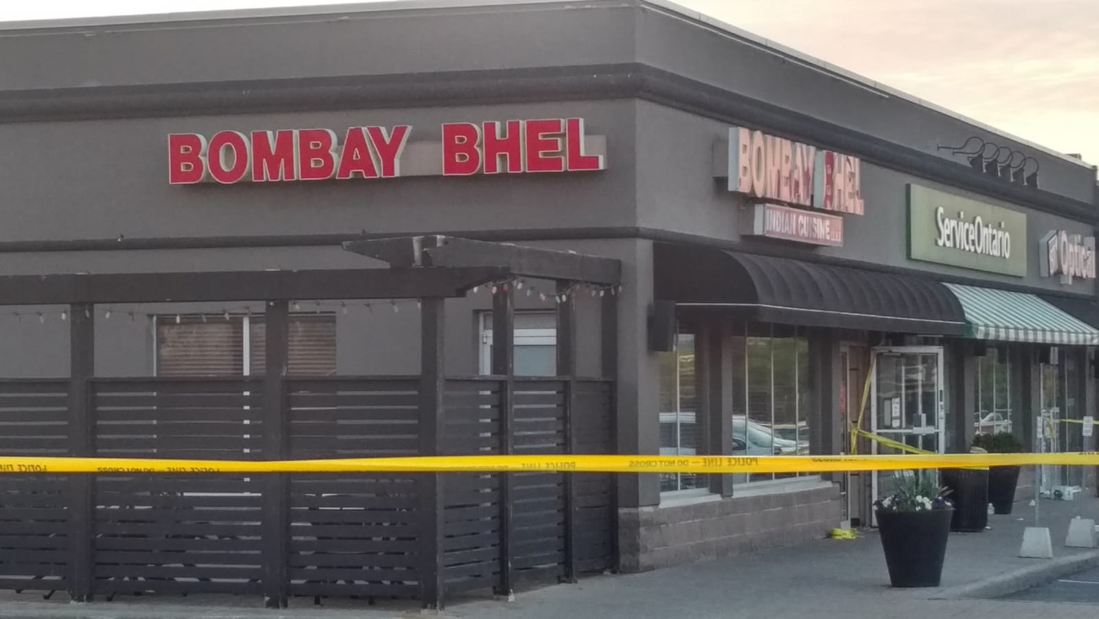 Photo d'une banderole jaune de police devant un restaurant