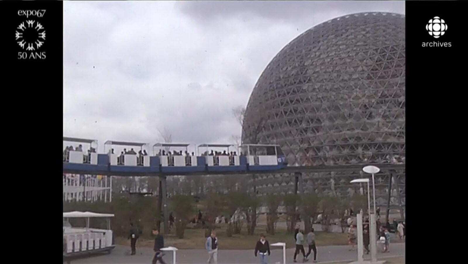 Minirail en mouvement avec le pavillon en boule des États-Unis pour Expo 67