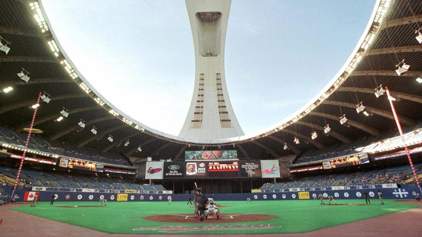 Plan d'ensemble de l'intérieur du stade olympique de Montréal, où se dispute un match de baseball.