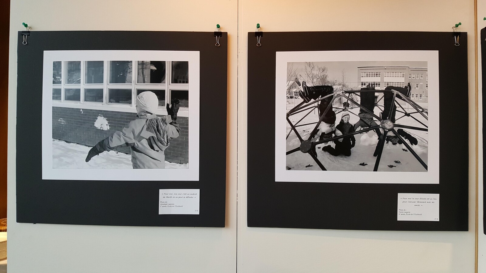 Deux clichés de l'exposition photo. À gauche, une photo noir et blanc d'un enfant qui lance une balle de neige. À droite, une photo noir et blanc de quatre jeunes dans un module de jeu.