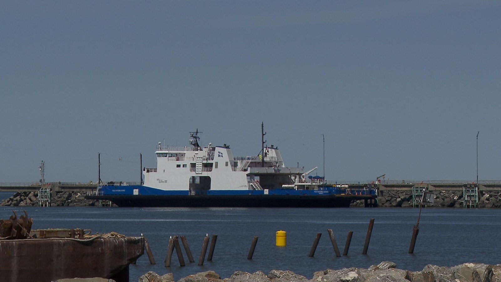 Le Félix-Antoine Savard au quai de Matane.