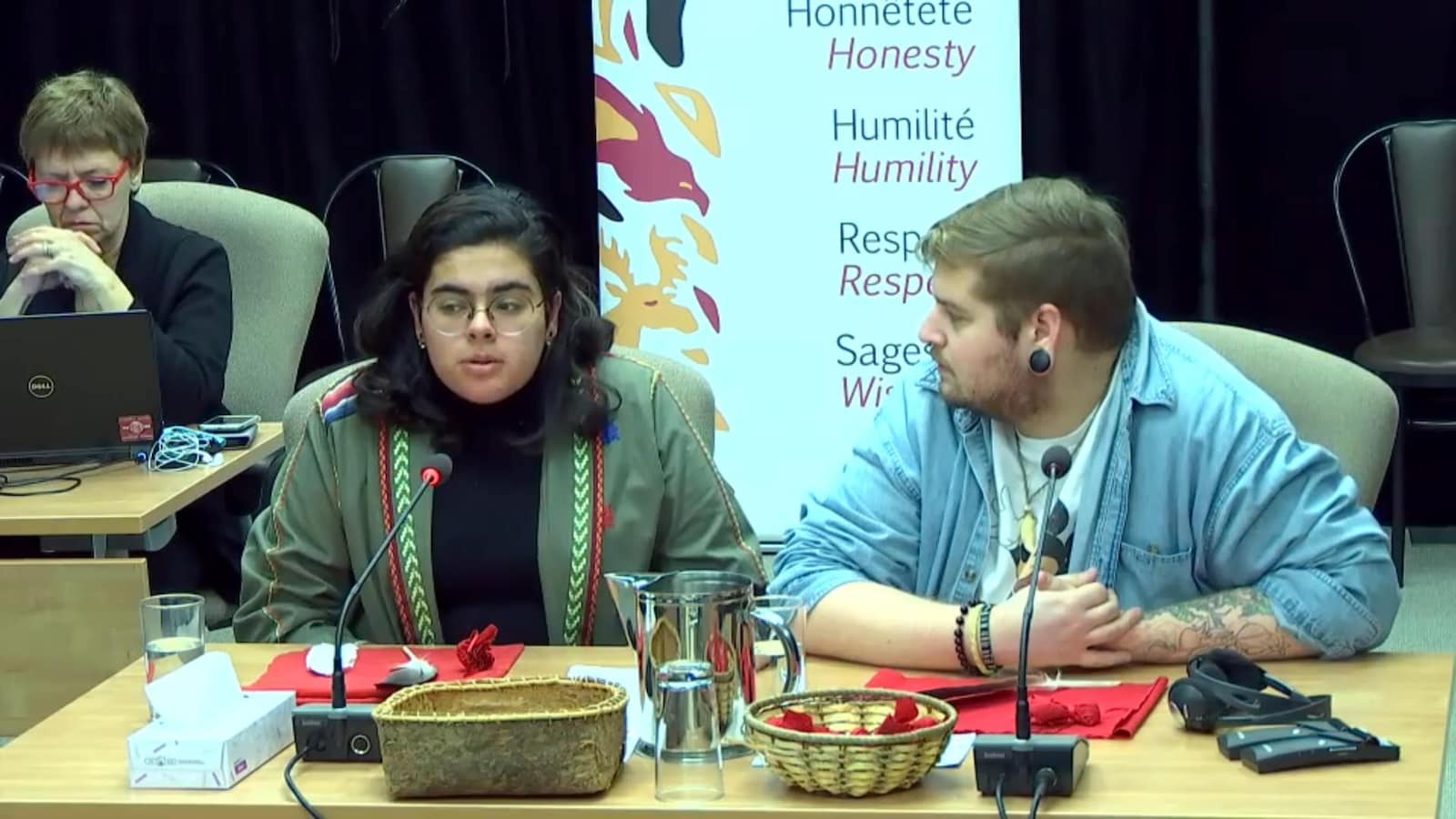 Une jeune femme et un jeune homme témoignent lors d'une commission d'enquête.