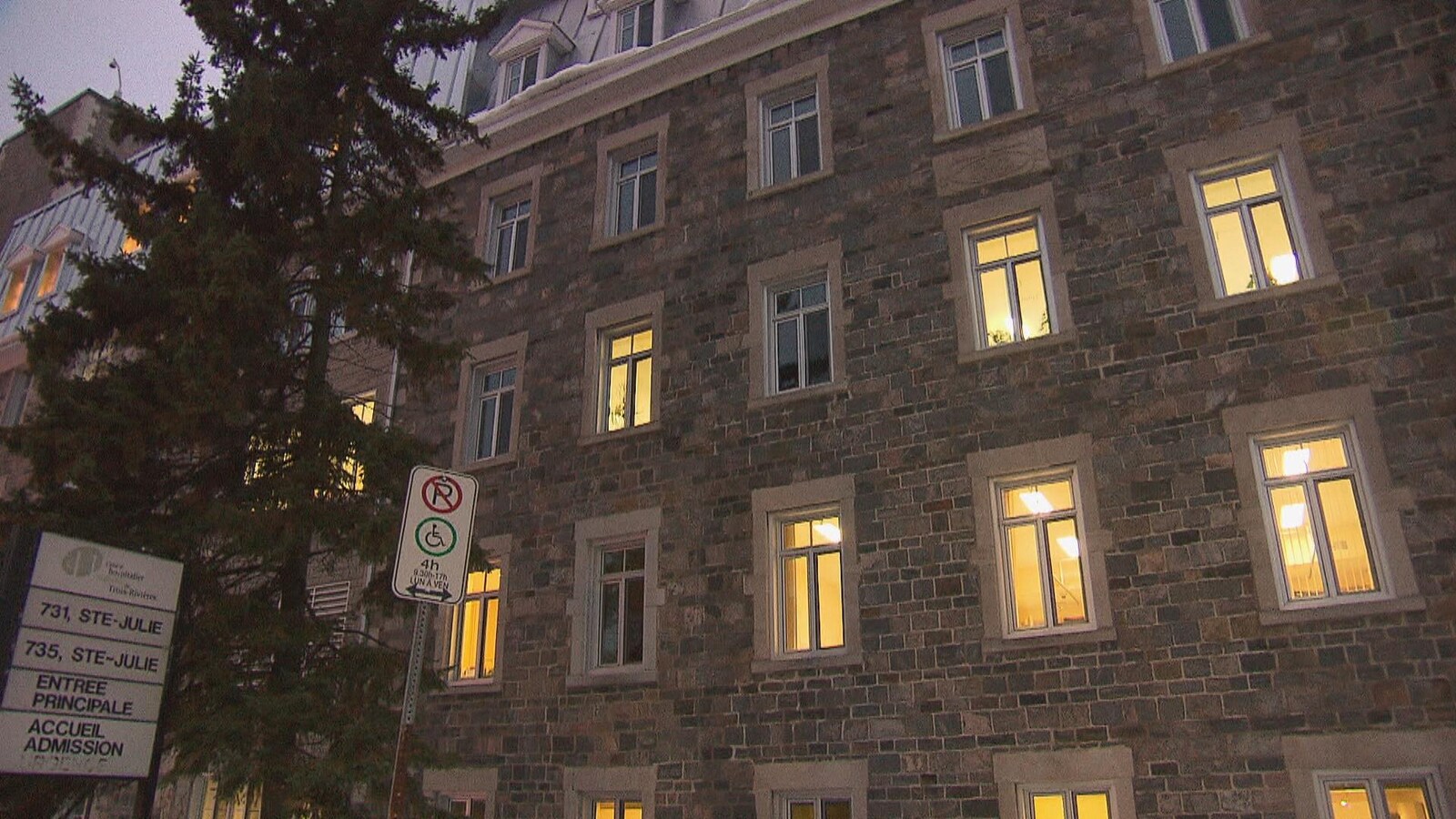 Les fenêtres illuminées de la façade du centre Saint-Joseph