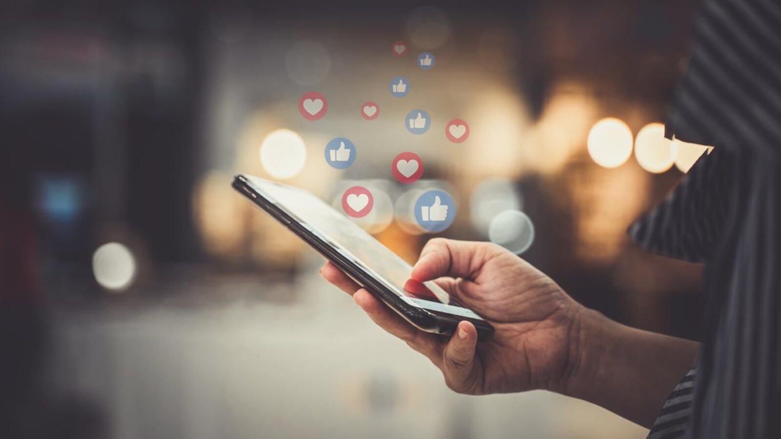 Une personne utilisant Facebook sur son téléphone intelligent.