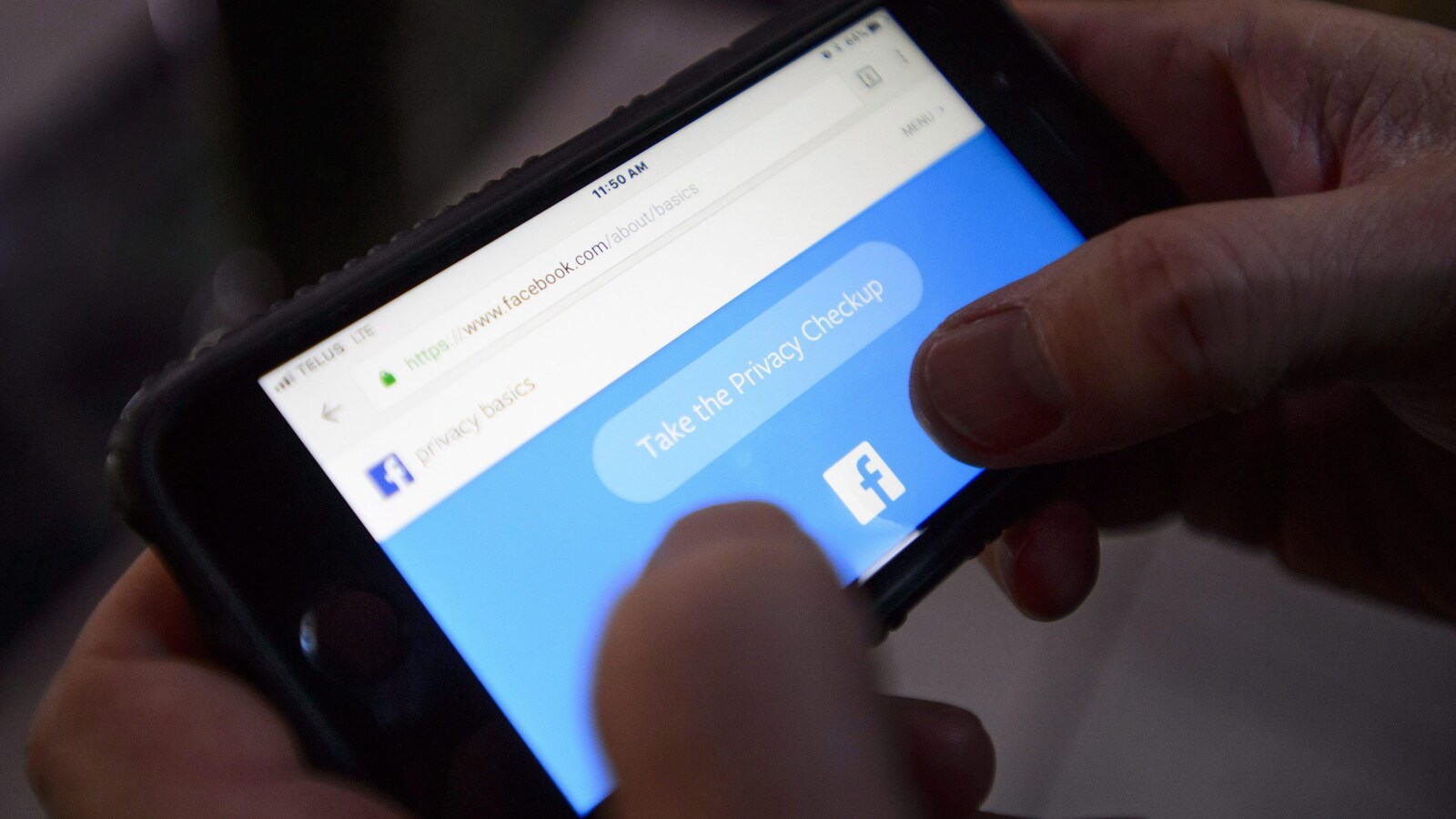 Des usagers de Facebook revoient les réglages de sécurité de leur compte.