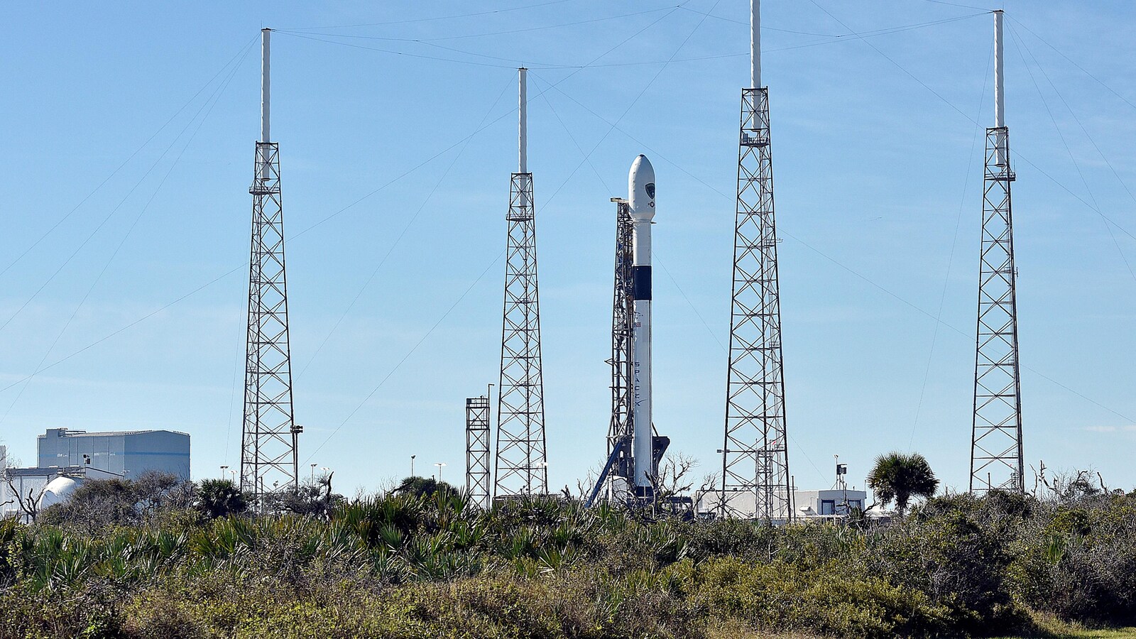 Une fusée est prête sur une rampe de lancement dans un champ en Floride.