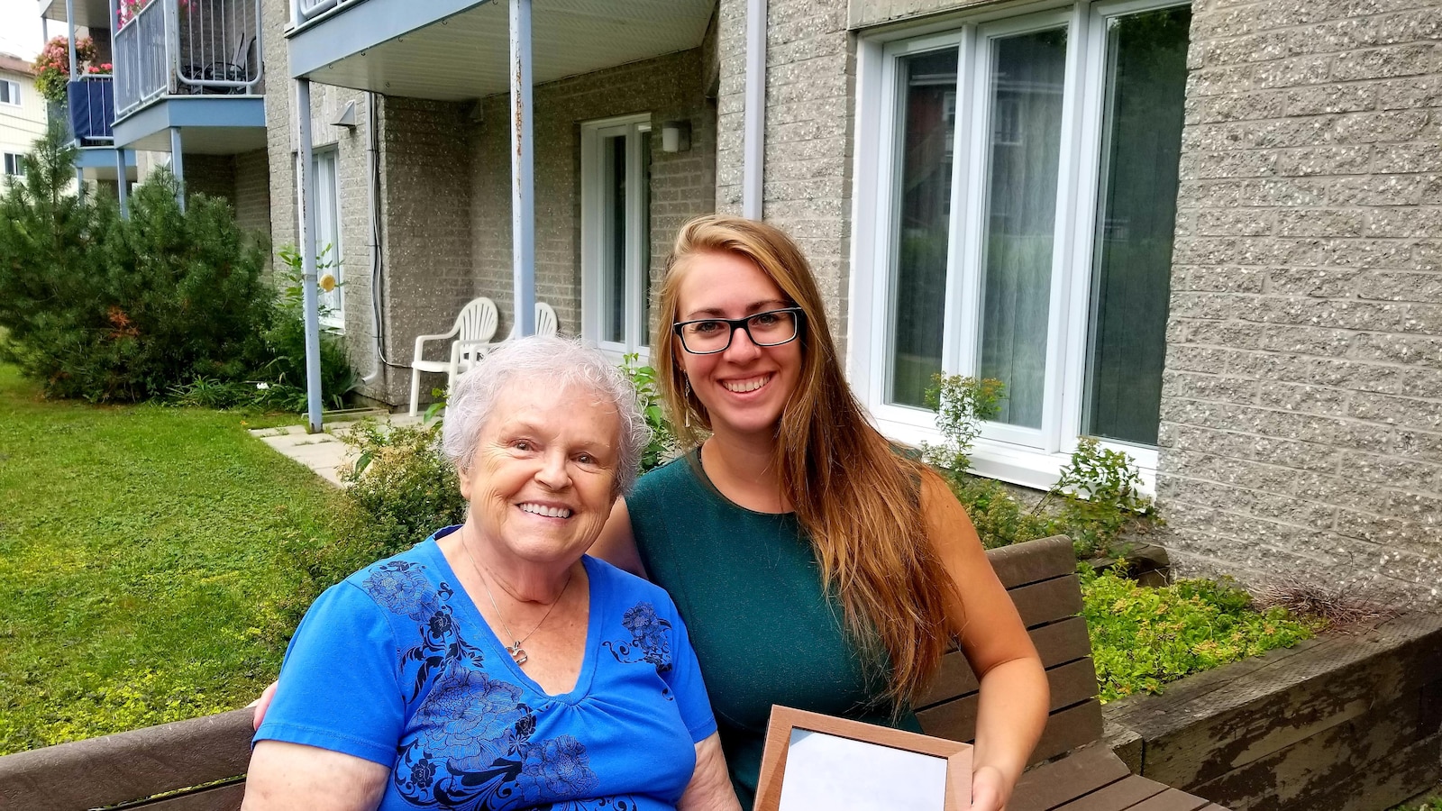 Jacinthe Rivard, coordonnatrice des activités et des programmes à La Maison des Grands-Parents de Trois-Rivières et Claire Contant, une bénéficiaire.