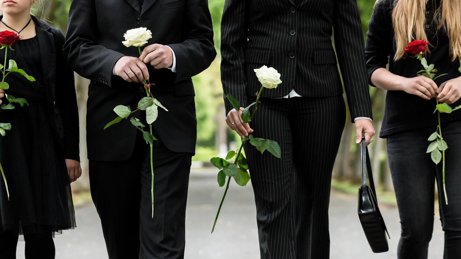 Une famille en deuil dans un cimetière.