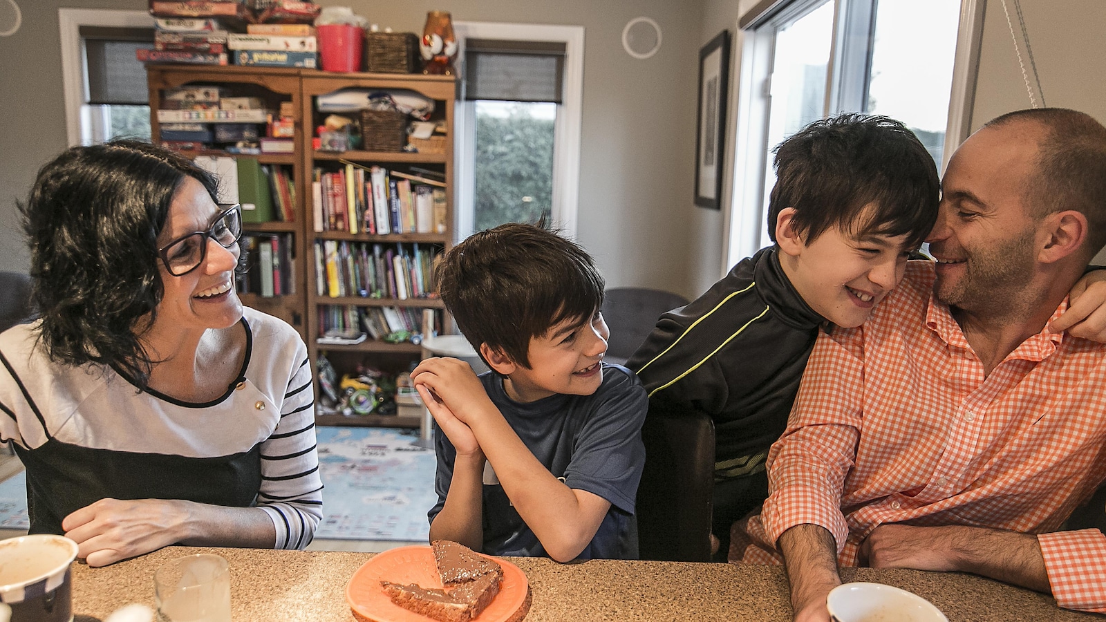 Massimo, son petit frère et ses parents dans la salle à manger familiale