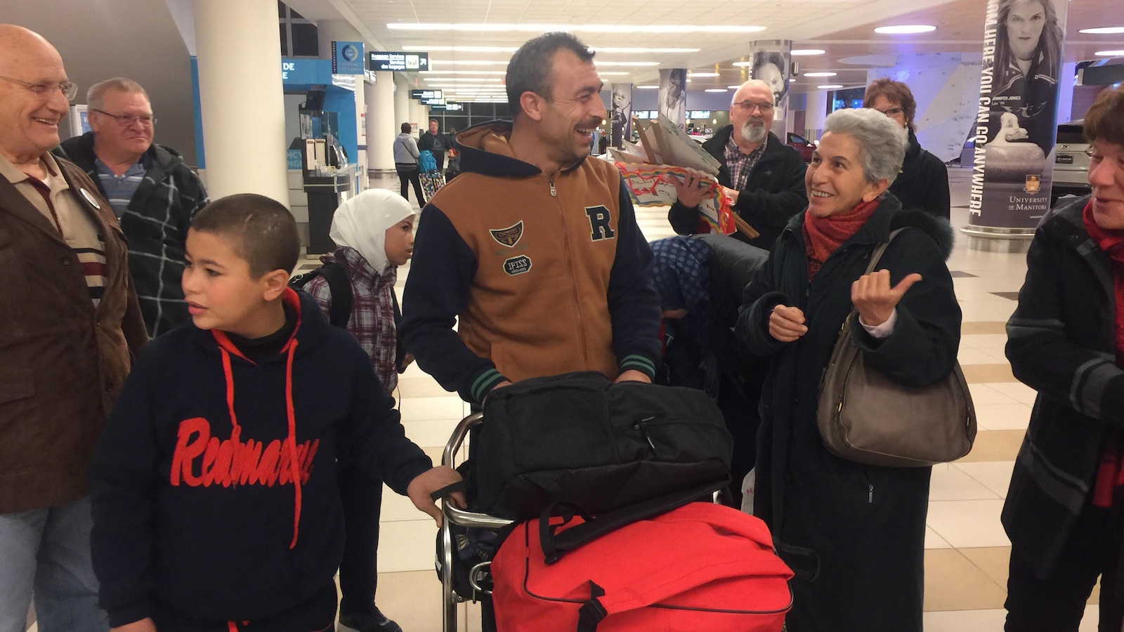 Des citoyens accueillent une famille de réfugiés syriens.