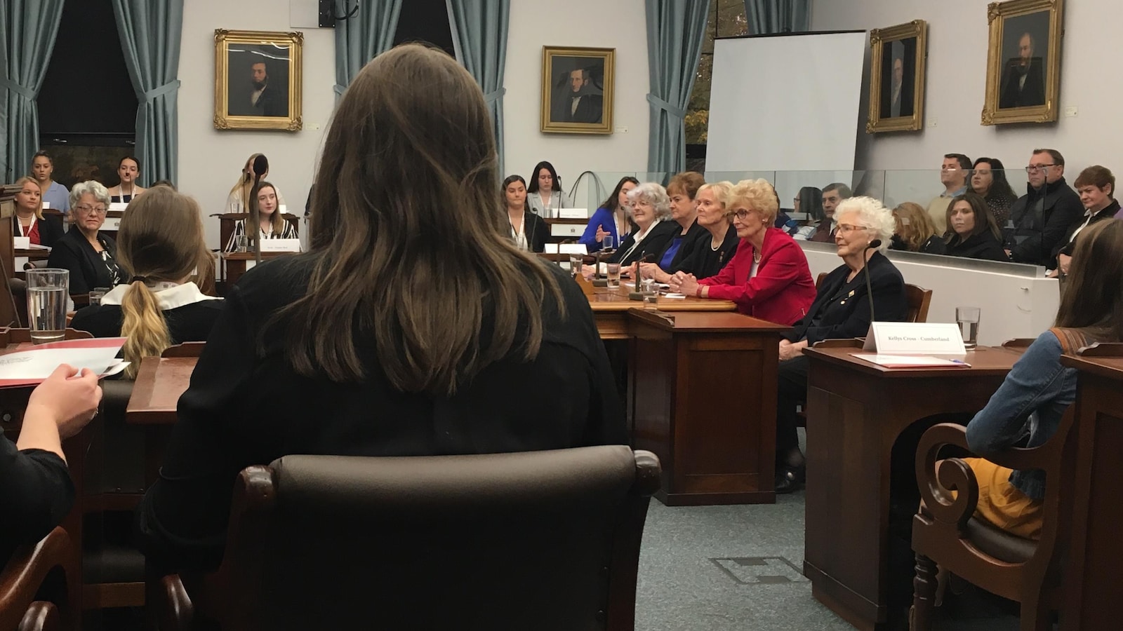 Les membres du Club des cinq de l'Île-du-Prince-Édouard – Nancy Guptill, Patricia Mella, Elizabeth Hubley, Catherine Callbeck et Marion Reid – ont raconté à une vingtaine d'adolescentes des quatre coins de la province ce qui les a motivées à se lancer en politique.