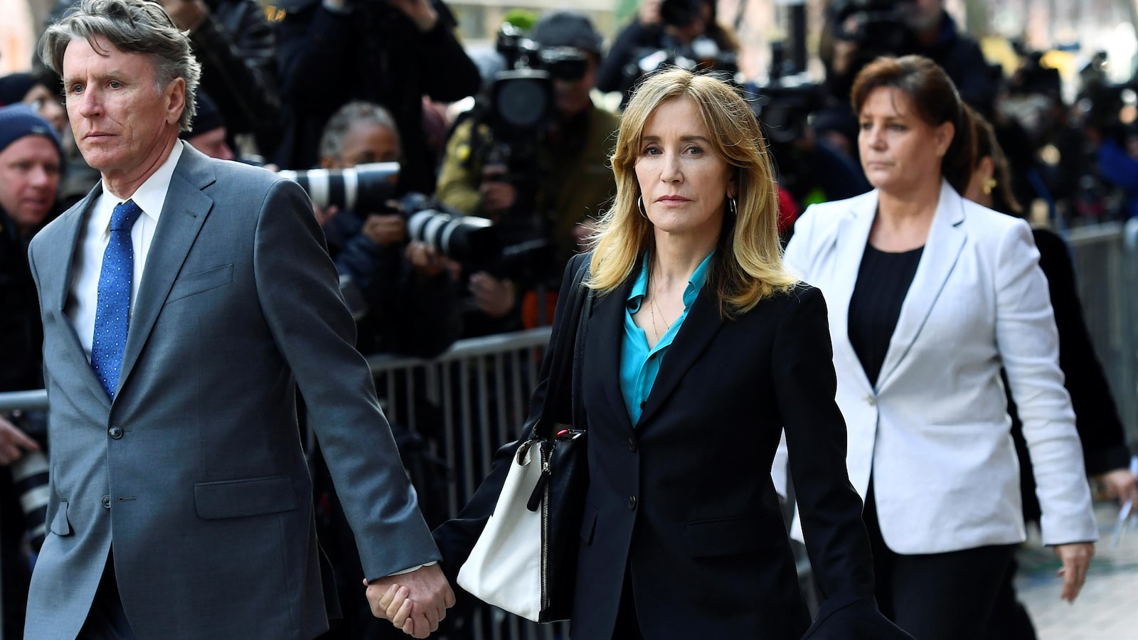 L'actrice Felicity Huffman plaidera coupable — Universités américaines L'actrice Felicity Huffman plaidera coupable — Universités américaines