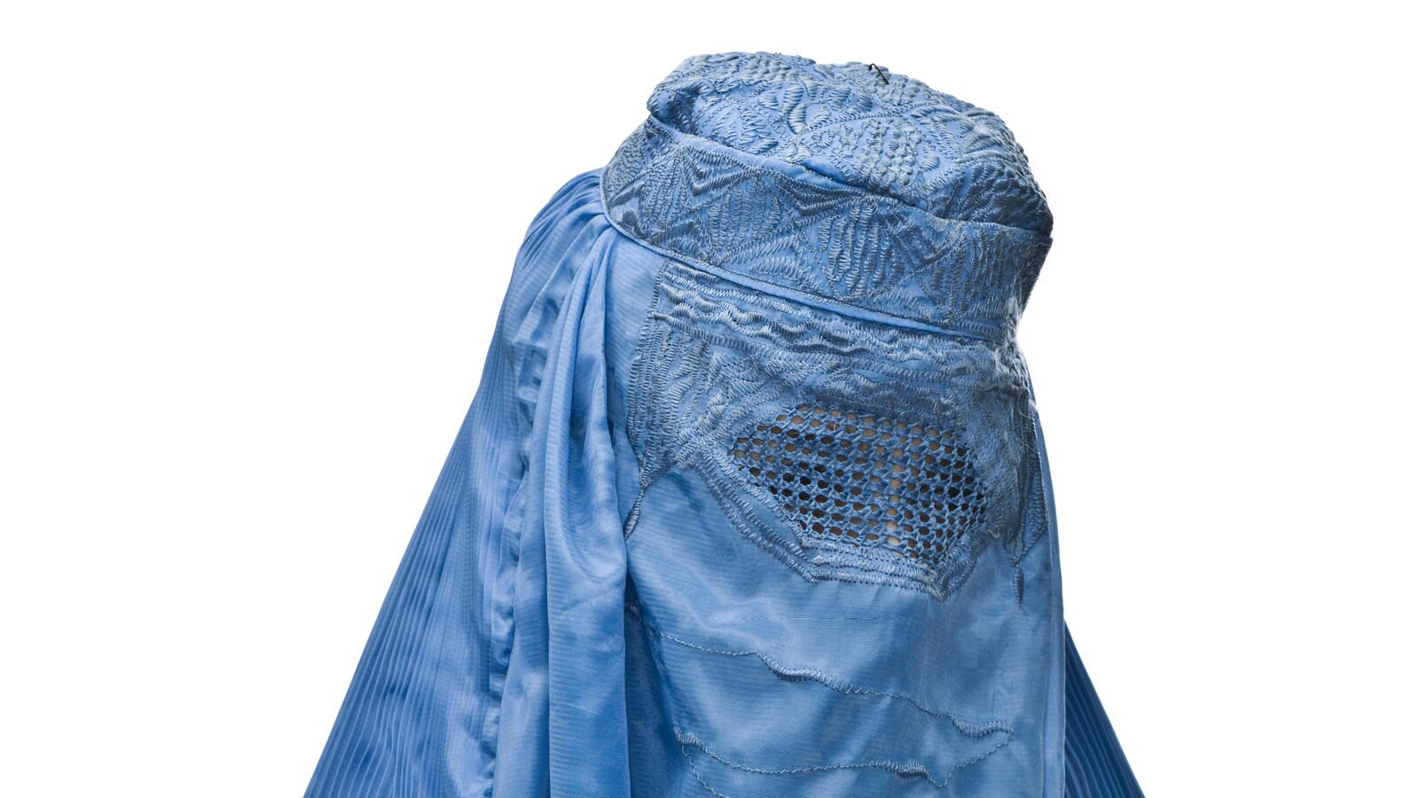 Une femme porte une burqa bleue.