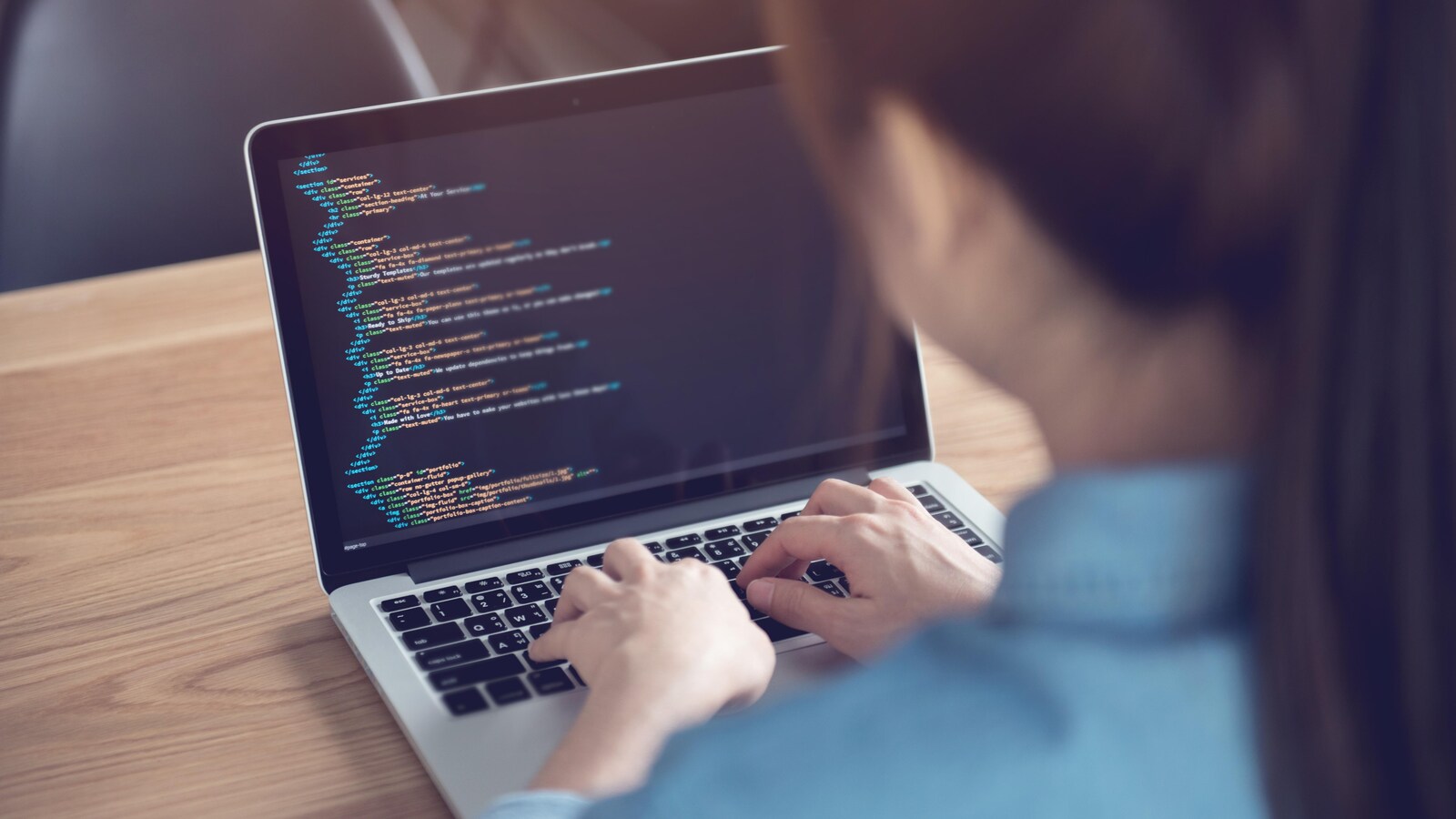 Une femme entrain de coder.