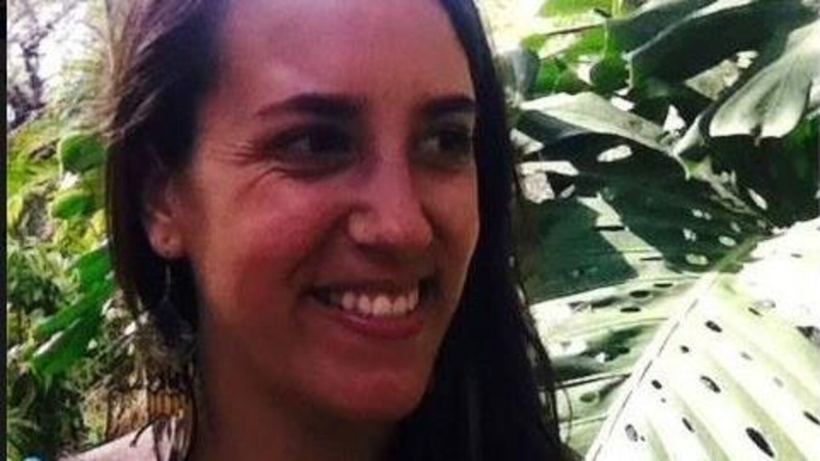 Mélanie Vallée, souriante, regarde au loin.