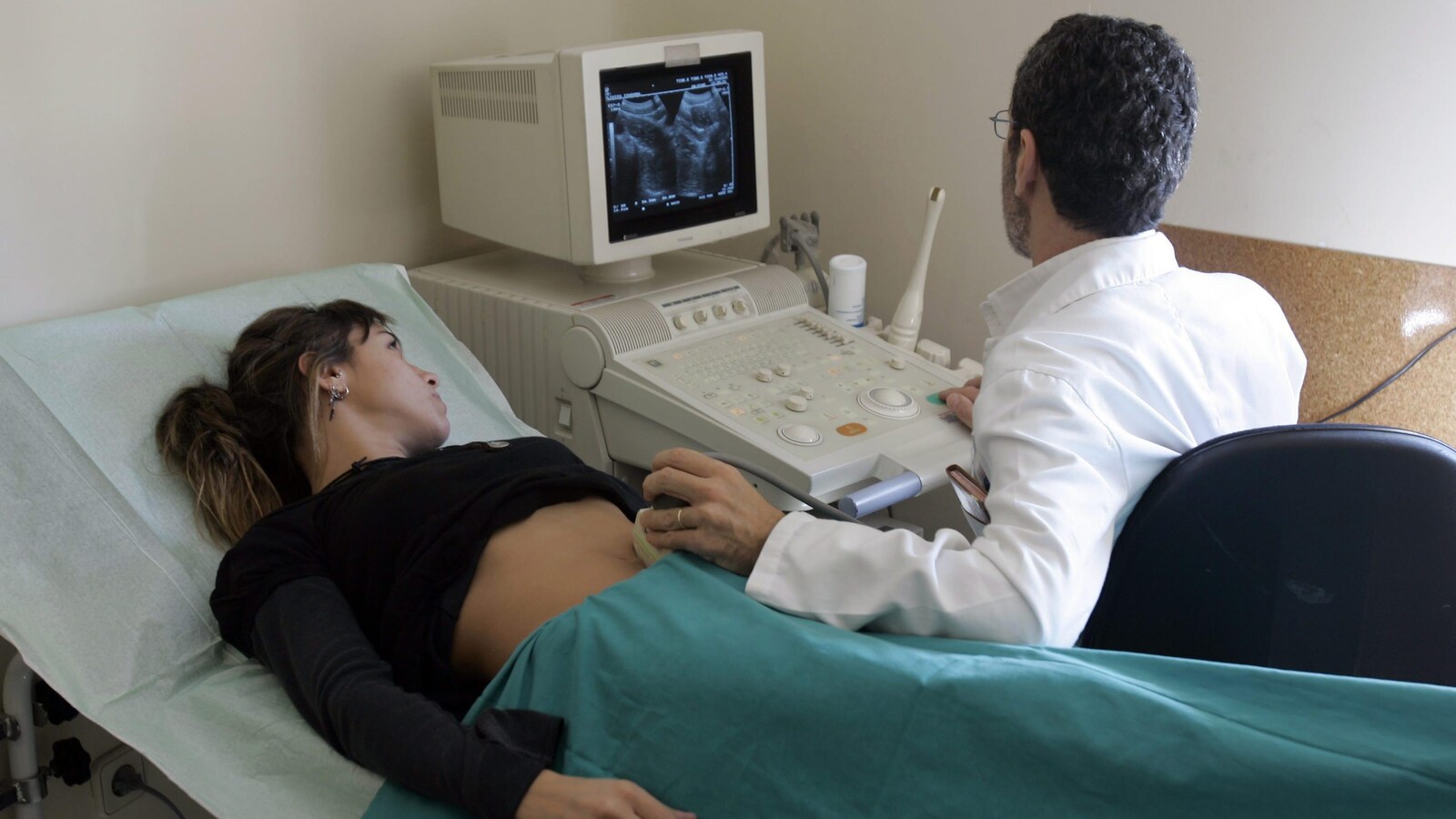 Une femme passe une échographie