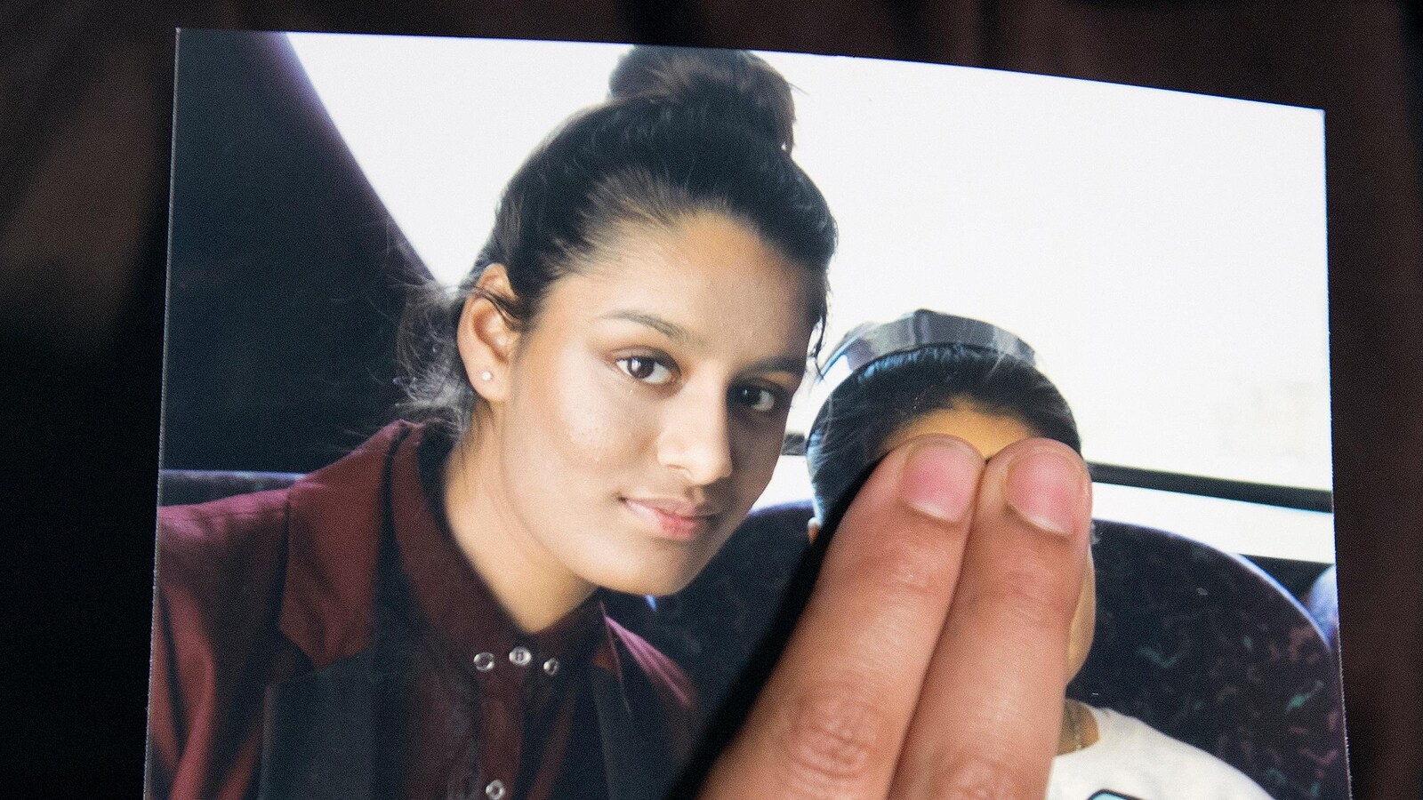 Photo d'une jeune femme aux côtés d'un enfant dont le visage est caché.